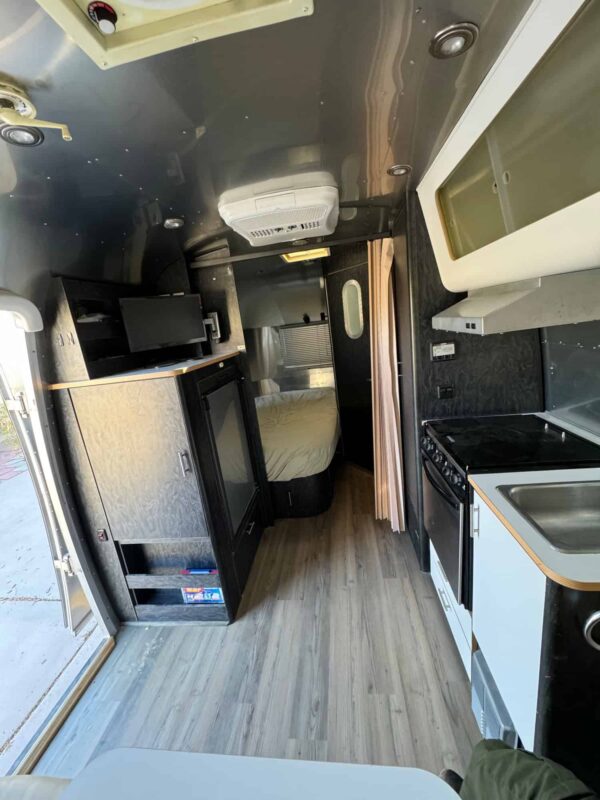 2006 Airstream Bambi 19 ft - Image 5